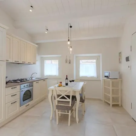 Modern Two Bedroom Flat Close To Center Apartment *