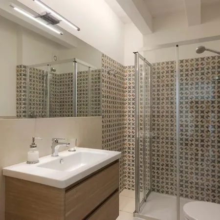 Modern Two Bedroom Flat Close To Center Apartment
